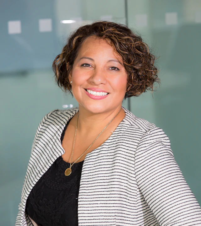 Emprendedora sonriente, dueña de su propio negocio